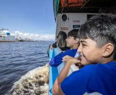 Vencedores do concurso Porto Escola 2024 passeiam de barco pela Baía de Paranaguá