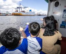 Vencedores do concurso Porto Escola 2024 passeiam de barco pela Baía de Paranaguá