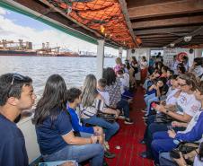 Vencedores do concurso Porto Escola 2024 passeiam de barco pela Baía de Paranaguá