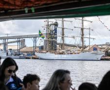 Vencedores do concurso Porto Escola 2024 passeiam de barco pela Baía de Paranaguá