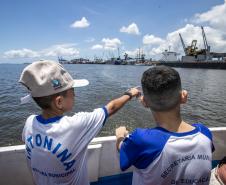 Vencedores do concurso Porto Escola 2024 passeiam de barco pela Baía de Paranaguá