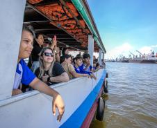 Vencedores do concurso Porto Escola 2024 passeiam de barco pela Baía de Paranaguá
