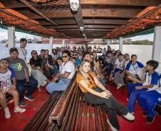 Vencedores do concurso Porto Escola 2024 passeiam de barco pela Baía de Paranaguá