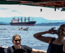 Vencedores do concurso Porto Escola 2024 passeiam de barco pela Baía de Paranaguá