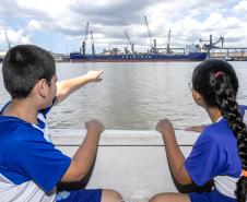 Vencedores do concurso Porto Escola 2024 passeiam de barco pela Baía de Paranaguá