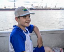 Vencedores do concurso Porto Escola 2024 passeiam de barco pela Baía de Paranaguá