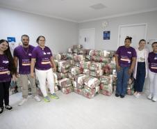 Pacientes da Unidade Erasto Gaertner recebem doações da Corrida do Porto