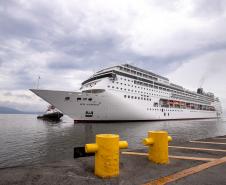 Com mais de 2 mil pessoas a bordo, MSC Armonia desembarca em Paranaguá