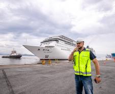 Com mais de 2 mil pessoas a bordo, MSC Armonia desembarca em Paranaguá
