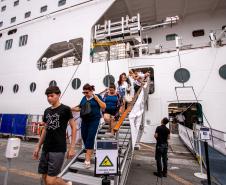 Com mais de 2 mil pessoas a bordo, MSC Armonia desembarca em Paranaguá