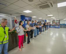 Dezenas de pessoas formaram uma fila em que passam brinquedos uma para a outra saindo de uma caixa até o carro #praquemnaopodever