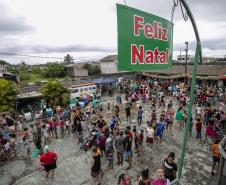 Famílias recebem doações do Natal Solidário da Portos do Paraná