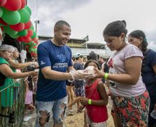 Famílias recebem doações do Natal Solidário da Portos do Paraná