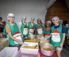 Famílias recebem doações do Natal Solidário da Portos do Paraná