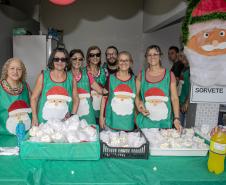 Famílias recebem doações do Natal Solidário da Portos do Paraná