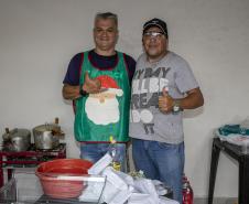 Famílias recebem doações do Natal Solidário da Portos do Paraná