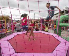 Famílias recebem doações do Natal Solidário da Portos do Paraná