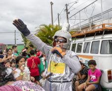 Famílias recebem doações do Natal Solidário da Portos do Paraná