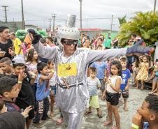 Famílias recebem doações do Natal Solidário da Portos do Paraná