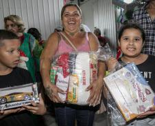 Famílias recebem doações do Natal Solidário da Portos do Paraná