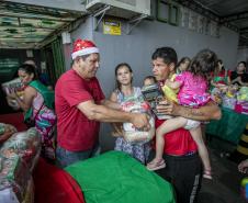 Famílias recebem doações do Natal Solidário da Portos do Paraná