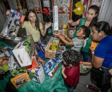 Famílias recebem doações do Natal Solidário da Portos do Paraná