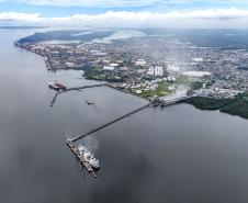 #praquemnaopodever a imagem aérea de drone mostra o Porto de Paranaguá visto a partir do píer de líquidos. Em destaque estão os navios de granéis liquidos, ao fundo está o Porto de Paranaguá visto de lado e do lado direito está a área portuária.