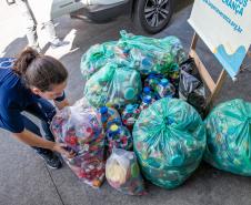 Portos do Paraná entrega tampinhas plásticas ao Lar Perseverança