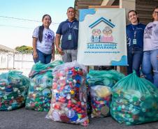 Portos do Paraná entrega tampinhas plásticas ao Lar Perseverança