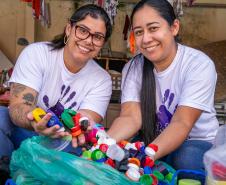 Portos do Paraná entrega tampinhas plásticas ao Lar Perseverança