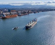 #praquemnaopodever navio cruza a Baía de Paranaguá azul com o Porto de Paranaguá ao fundo