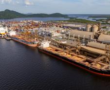 #praquemnaopodever tres navios, um atras do outro, estão atracados no berço do Porto de Paranaguá. O céu e aguas azuis mostram um céu aberto e um porto com movimentação intensa. Os porões do primeiro navio na foto estão lotados de soja e operando a todo o vapor. o Navio logo atras também aparece bem carregado.