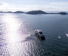 Pela primeira vez, navio de cruzeiro é ancorado próximo à Ilha do Mel