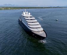 Pela primeira vez, navio de cruzeiro é ancorado próximo à Ilha do Mel