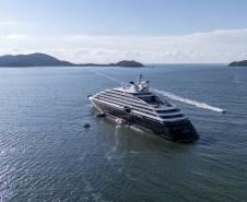 Pela primeira vez, navio de cruzeiro é ancorado próximo à Ilha do Mel