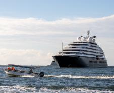 Pela primeira vez, navio de cruzeiro é ancorado próximo à Ilha do Mel