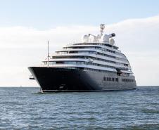 Pela primeira vez, navio de cruzeiro é ancorado próximo à Ilha do Mel