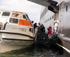 Pela primeira vez, navio de cruzeiro é ancorado próximo à Ilha do Mel