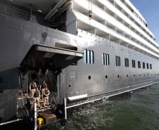 Pela primeira vez, navio de cruzeiro é ancorado próximo à Ilha do Mel