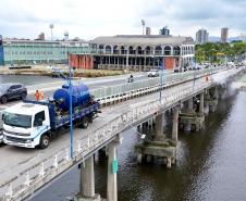 Portos do Paraná realiza limpeza da Ponte dos Valadares para ação artística
