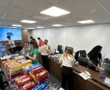Voluntariado monta kits da campanha “Páscoa para Todos”