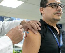 Vacina contra a gripe Influenza imuniza 225 portuários