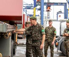 Porto de Paranaguá recebe estruturas gigantes do Exército