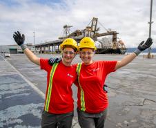 Mulheres quebram barreiras: primeiras estivadoras iniciam trabalho em Paranaguá