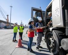 Blitz educativa reforça segurança viária no Porto de Paranaguá