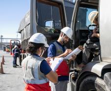 Blitz educativa reforça segurança viária no Porto de Paranaguá