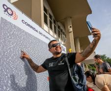 Em contagem regressiva, atletas garantem os últimos kits na véspera da 3ª Corrida do Porto