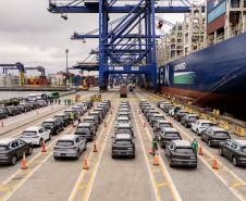 Porto de Paranaguá é o 1º a receber veículos elétricos fabricados por gigante chinesa que retoma vendas no Brasil