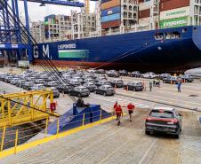 Porto de Paranaguá é o 1º a receber veículos elétricos fabricados por gigante chinesa que retoma vendas no Brasil
