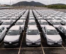 Porto de Paranaguá é o 1º a receber veículos elétricos fabricados por gigante chinesa que retoma vendas no Brasil